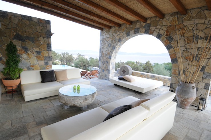VILLA BY THE SEA Ermioni Greece, CARLO CHIAPPANI interior designer CARLO CHIAPPANI interior designer Balconies and terraces in Mediterranean style