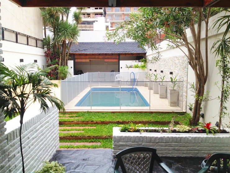 Recycling a neglected garden with a swimming pool, Nicolas Pierry Studio: Landscape architecture and garden design Nicolas Pierry Studio: Landscape architecture and garden design Modern style gardens