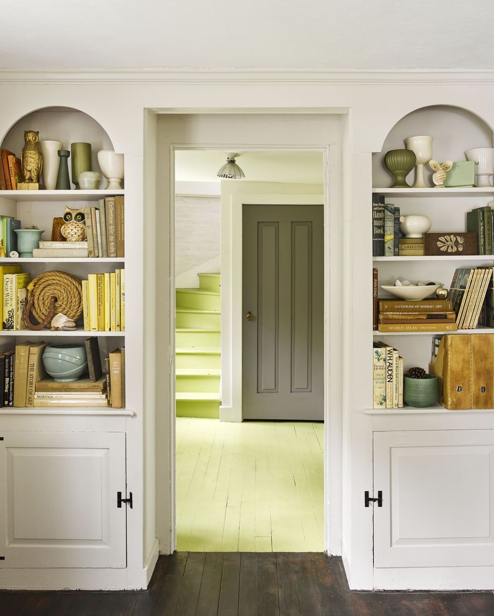 Gray and lime green combine perfectly in the structural elements, floors and walls