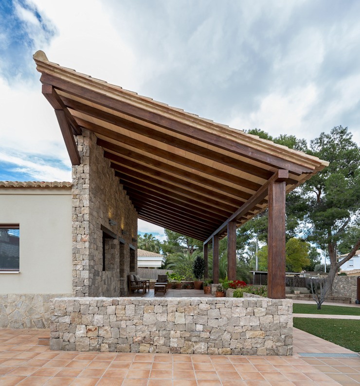 Portico LLIBEROS SALVADOR Arquitectos Single-family case
