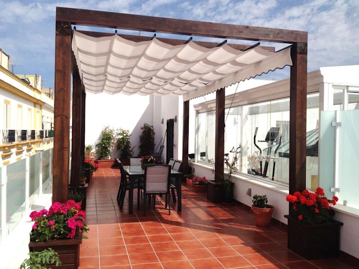 Crystal Lumon gym and movable glass roof, Terrace with wooden pergola in a house in the center of Cadiz, Architect Hugo Castro - HC Studio Architecture and Decorations Architect Hugo Castro - HC Studio Architecture and Decorations Classic style balconies and terraces Plant, Property, Cloud, flower, sky, vases, building, window, house plant, shadow