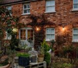 How to illuminate a garden using wall lights