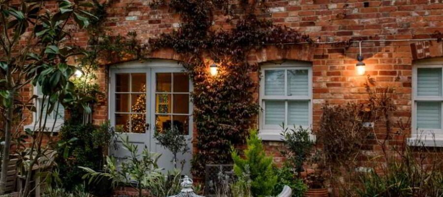 How to illuminate a garden using wall lights