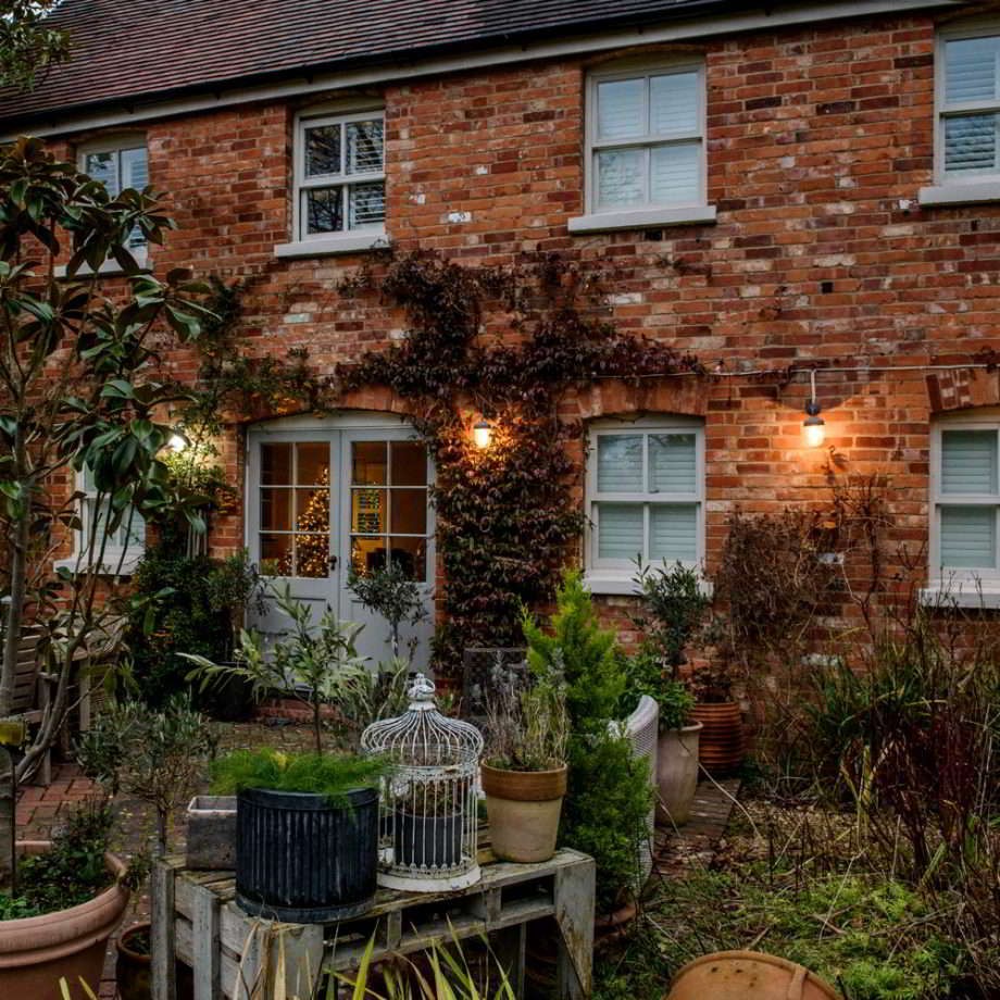 How to illuminate a garden using wall lights